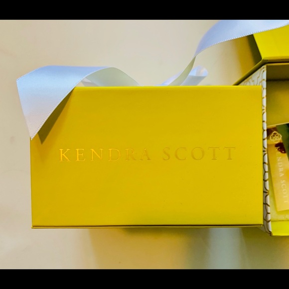 Kendra Scott gift wrap boxes with bow - Picture 7 of 7